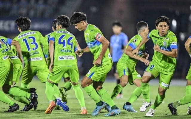 「フローリングみたいな床」J1湘南ベルマーレの「新チームバス」の驚きの内部画像が公開！ 「独立3列シート」など、選手ファーストの最新施工状況