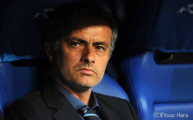 女の子には優しく、気づかない子には耳たぶをつまんで…還暦を迎えたモウリーニョ監督の茶目っ気たっぷり動画に「だから彼はスペシャル・ワン」！ 「モウさんほんま好き」と世界中から称賛の声