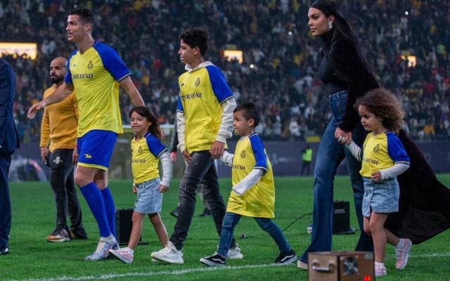 「美しい」「女神」「魅力的だ」C・ロナウドのパートナーが29歳のバースデー、全員揃って笑顔で祝福「心から愛する人に囲まれて…」