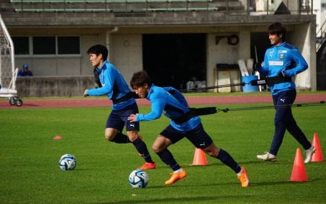 【毎日レポート! 川崎F沖縄合宿】鬼木監督が「外す練習」と直々指導！ 小林悠と橘田健人をお手本に、6選手が練習試合を受けてのトレーニング