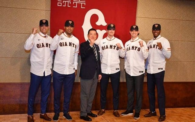 巨人新助っ人が「国際弁護士みたい」　知的雰囲気で魅了の入団会見「俳優にいそう」