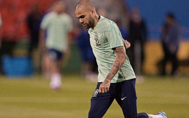 収監中のD・アウベス、刑務所でもサッカーに興じる… 同じ雑居房には『コウチーニョ』が？