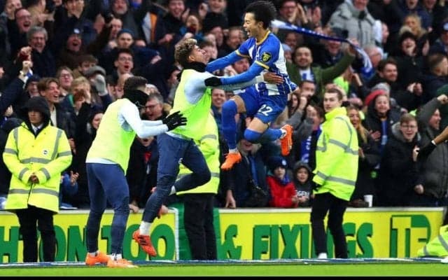 「ごめん」スーパーゴールの三笘薫がチームメイトに謝罪！？ ゴールパフォーマンス中に起きていたハプニング