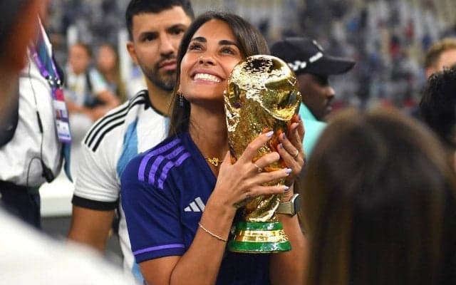 「世界で最も美しい」「いつだってパーフェクト」メッシ妻のヨガウェア姿が大反響、C・ロナウドのパートナーが反応しファン興奮「マジかよ」「女神が揃った」