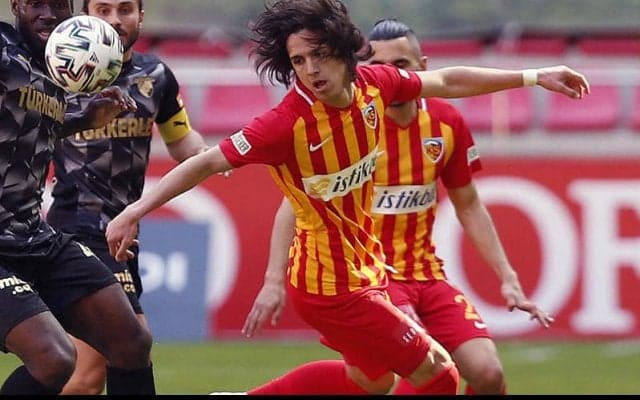 バルセロナ、昨夏加入のトルコ新星エムレ・デミルがフェネルバフチェに完全移籍…