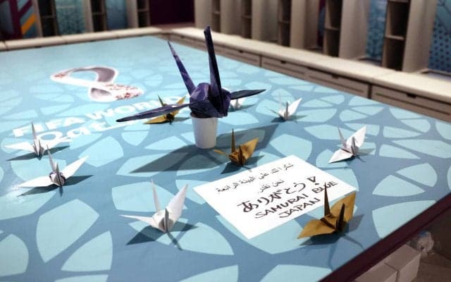 「意外と不器用」「苦手なのか」久保建英の表情が話題、W杯公式が日本代表の折り紙チャレンジを公開「諦めないで！」