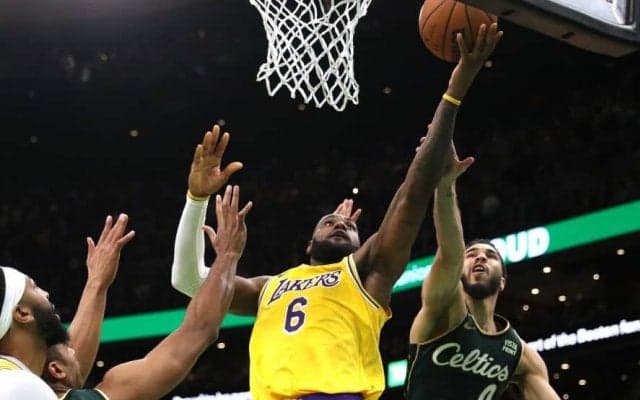 レイカーズの勝利を消し去るノーコールに激怒するレブロン・ジェームズ「ミスジャッジで負けた試合がいくつあったか」