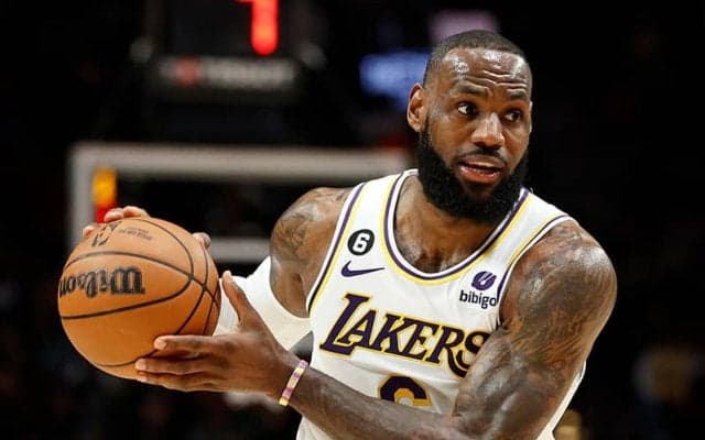 レブロンが通算アシスト数で歴代4位に…記録達成のニックス戦では八村に好パスを連発