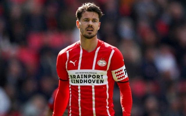 ファン・ヒンケルがチェルシー移籍以来9年半ぶりにフィテッセに復帰…PSVから完全移籍加入