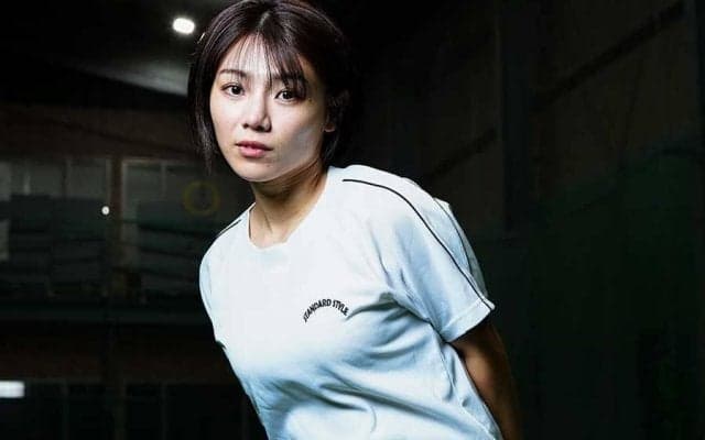 “爆破動画”が海外で大バズり　抜群の運動神経…俊足巧打の「水着美女」の正体は