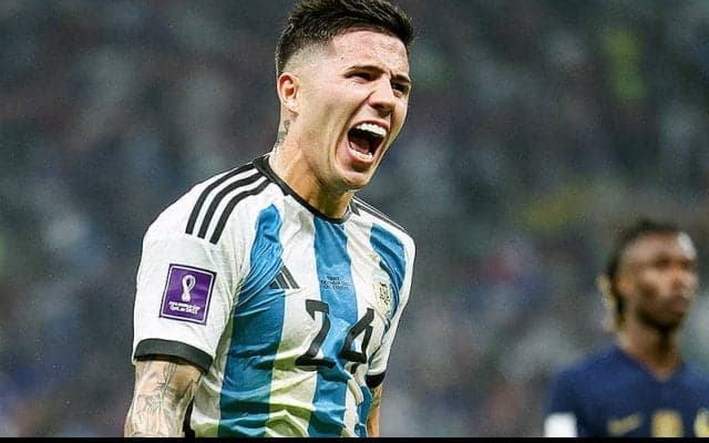 チェルシーがPL史上最高額エンソ・フェルナンデス獲得発表！　ジョルジーニョ背負った5番を着用