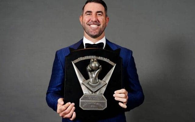 【MLB】肩出しドレスのモデル妻が「息を飲む美しさ」　CY賞右腕と“ばっちり正装”で受賞式