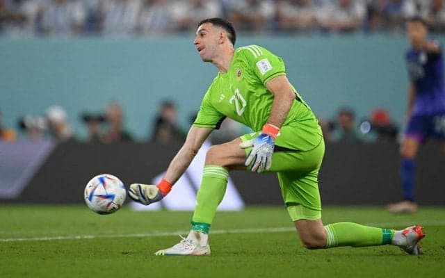 「床が痛い」「アルゼンチンの反則」アルゼンチン代表の守護神はボウリングでも規格外プレー披露「誰があんなに飛ばすんだ」「バスケットと混同してる」