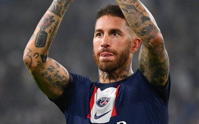 セルヒオ・ラモスが嫌がる相手に無理矢理キス、レアル時代からの仲間の移籍に愛のある見送り「いつだって近くにいるよ」