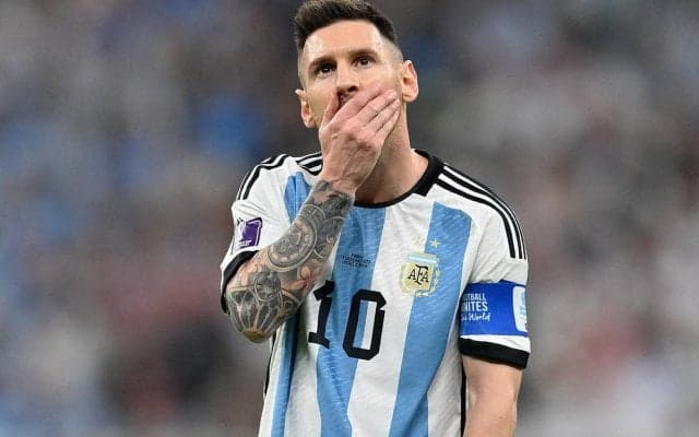 「レオは退屈そう」メッシも手品に引っ掛かる！反応薄も、マジシャンが1枚上手「本当の魔法は…」