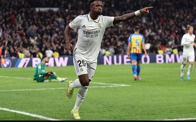 飛び道具アセンシオにヴィニシウスがメモリアル弾！　主力2選手負傷もマドリーが5pt差維持で後半戦へ《ラ・リーガ》