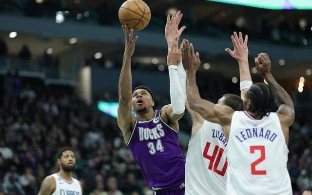 バックスが21点差を跳ね返して逆転勝利…アデトクンボが54得点19リバウンドの大爆発