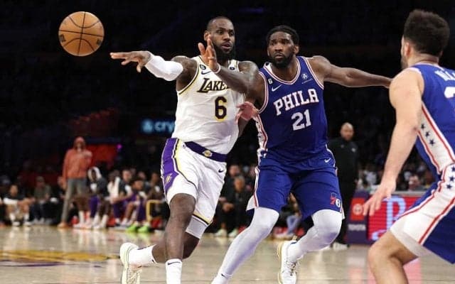 ジャクソンとナッシュが通算アシスト数で歴代4位に浮上したレブロンを祝福