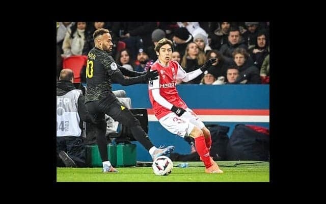 伊東純也のドリブルはPSGの名SBでも止められない。リーグ・アン特有の激しい「デュエルの餌食」にならない理由