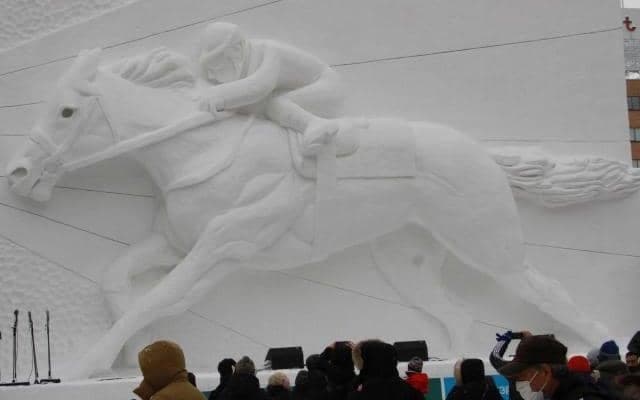 さっぽろ雪まつり会場にサラブレッドの大雪像