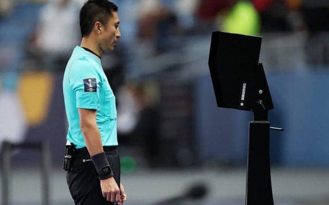 サッカー界初の瞬間！クラブW杯で主審がVAR結果をマイク解説