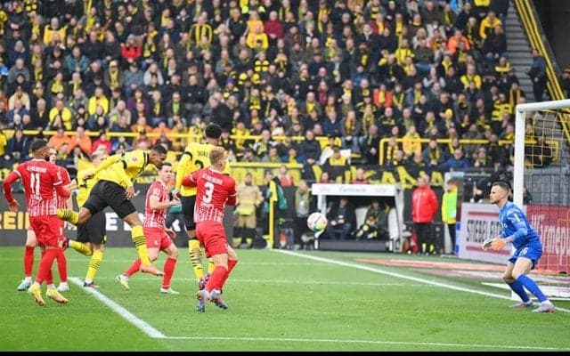 アラー復活弾のドルトムントが10人フライブルクに5発完勝《ブンデスリーガ》