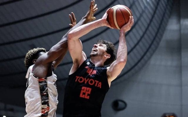 A東京が大阪との接戦を制して10連勝達成…ロシターが27得点18リバウンドと躍動