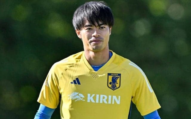 「三笘を警戒」「ほんとに避けてる」三笘薫にKOされるのを回避するブライトンMFの「バックステップ」が話題に！ レスター戦では得点後に「ヒザ蹴り」を食らう