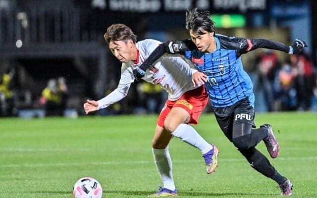 「何このゴール美しすぎ」三笘薫の川崎時代の「ヘディングゴール」をJ公式が世界に発信！ ハートマークを作ったゴールパフォーマンスも注目を浴びた渾身の一発