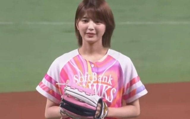 抜群スタイルの“気品あふれる”始球式が「可愛すぎます！」　卒業間近も「応援します」