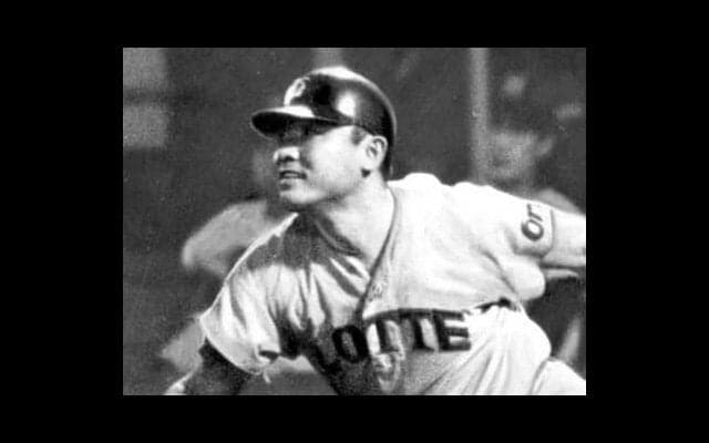 江藤慎一は前代未聞の悪条件のなか史上初めてセ・パ両リーグの首位打者を獲得。試合後は深夜まで六法全書を広げる日々だった