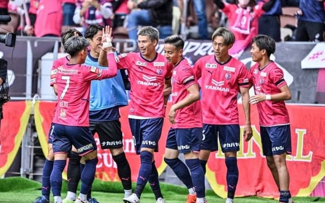 「広告ジャック」「セレッソ一色やん！」C大阪の選手の「大規模広告」が梅田駅など21か所に大迫力登場！ ホーム開幕戦前の大規模プロモーションに、「めっちゃかっこいいやん」「これすごいな」とサポーター興奮！