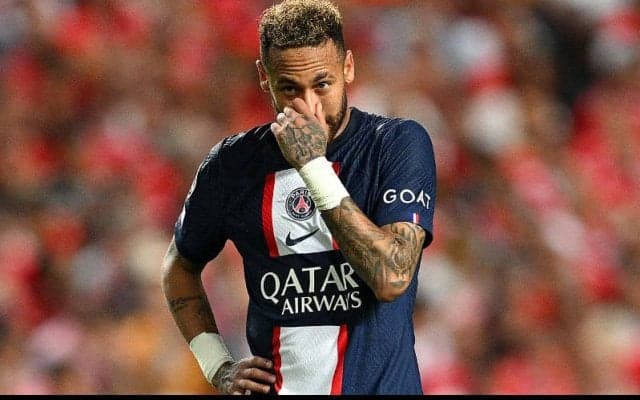 「愛してる」31歳になったネイマールと元交際相手が復縁を公に！舌出しキスショットまで披露