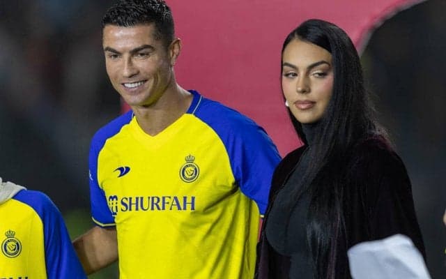 「いつも美しい」「最高の女性だ」C・ロナウドに寄り添うジョルジーナさんが幸せな笑み…38歳のバースデー祝う「最愛の人に幸せな日々を」