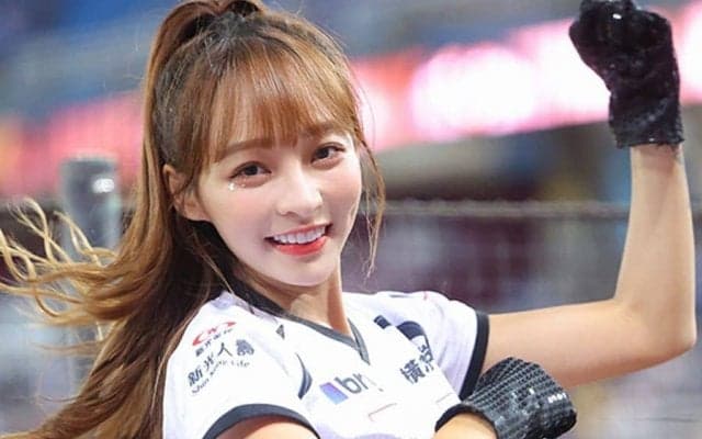 南の島でへそ出し“フリフリ”　超人気チアが電撃来日へ…魅惑の「赤いきつね」で話題