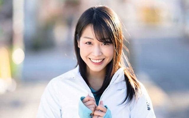 お構いなしの豪快足上げ「暴れ倒したい」　スカートふわり…童顔女優の投球集が「すげぇ」