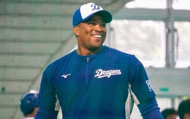 愛くるしい笑顔で頭ポン「可愛い」　照れる20歳…助っ人イチャイチャが「雰囲気いい」