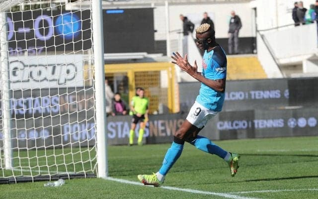 好調ナポリFWオシムヘンがほっこりエピソード、ボールぶつけたスタンドの相手サポ少女へ直接謝罪に