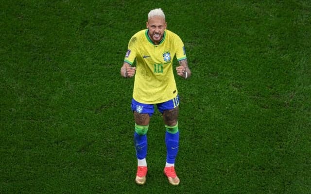 ネイマールが3年連続6度目のサンバゴールド受賞！トロフィーの金球にキスも