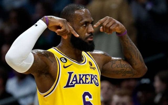 “キング”レブロン・ジェームズが歴史的偉業！　ジャバー氏のNBA歴代最多得点記録を更新