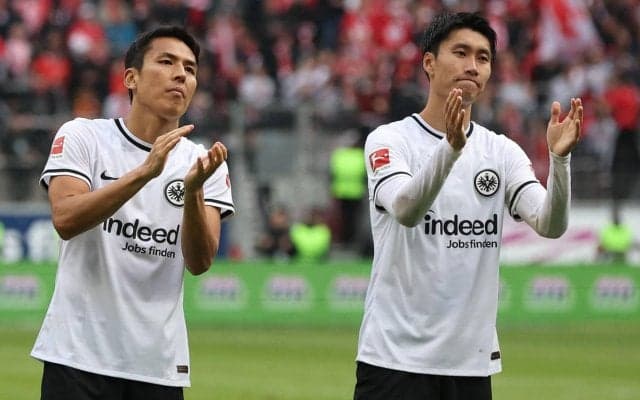 「最高の写真」「エモい」圧巻ゴールの鎌田大地、長谷部誠が笑顔で抱き寄せる写真に公式SNSも喜び「最高すぎる写真なんですけど！！！！！」