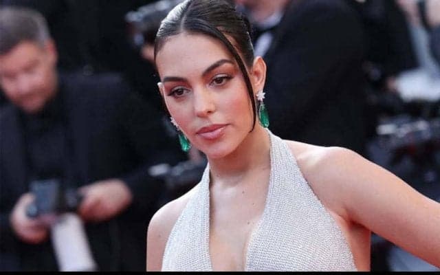 C・ロナウドのパートナー、ジョルジーナさんの左手薬指に輝くダイヤモンドリングに英紙注目「驚かせている」