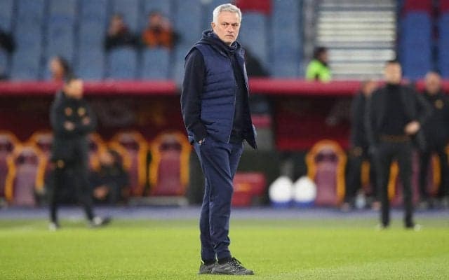 「美しい試合のための美しいソックス」モウリーニョ監督が穴あきソックス5点を意味深投稿、真意は…