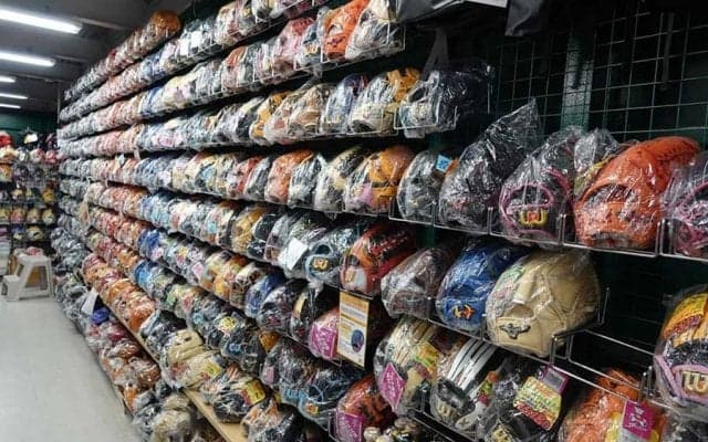 “おまけ”にスパイク、衝撃の「グラブの壁」　対面販売にこだわる野球専門店の魅力