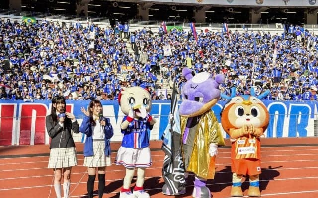 「(実質)センターにいるし」J1復帰を目指すクラブのマスコットのポジショニングにサポーターから称賛集まる！ 「ポジショニングが完璧だったから開幕スタメン硬い」の声も出た、順位以上に目立つ位置