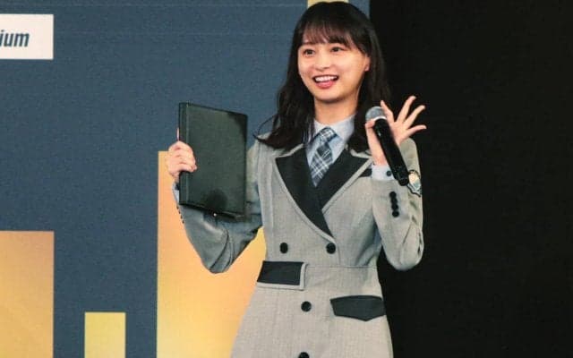 日向坂46の影山優佳さんがメガネ姿で国立に出現、目標も綴る「ハーフタイムショーを日向坂でいつかやれますように！」