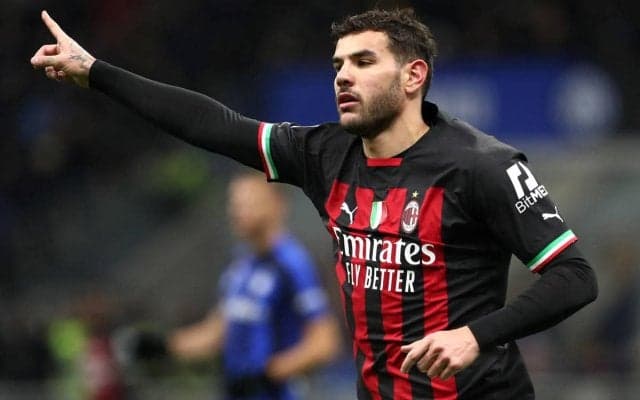 「二度見した」笑顔満点？ミランのテオ・エルナンデスが大胆イメチェン！ 金髪ボウズにあの絵文字を添えて