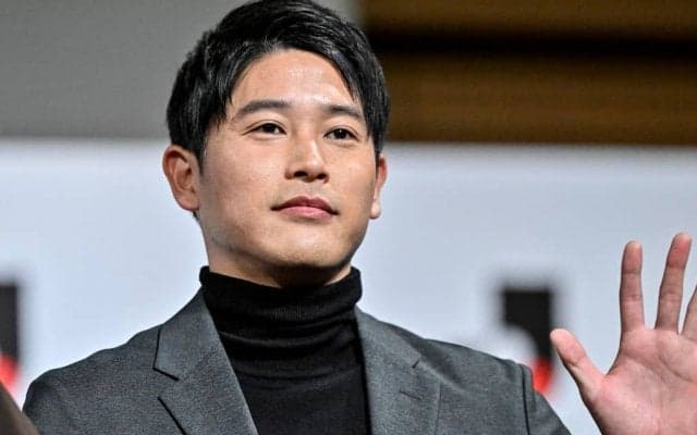 「抱きつく子供かわいい」内田篤人がシャルケで実施した「子どもとのサッカー教室」が話題に！ 古巣クラブマスコットとの「ほのぼの写真」も公開！