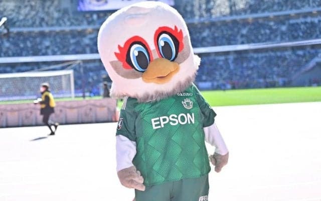 「気づけないww」横浜FMと松本山雅のマスコットが記念撮影した「もう一つのJ3クラブマスコット」が正面からでは判別できない！ 独特過ぎる形に出た突っ込みの声