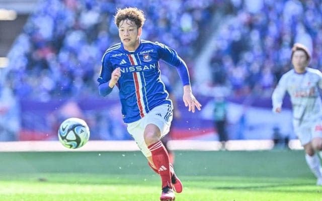 「良いシーン過ぎて泣きそう」横浜FM永戸勝也の試合後の元“チームメイト”への「勝利報告姿」が感動の声を呼ぶ大反響！「こういうの素敵」の一方で、相手のまさかの格好に「強烈過ぎて何も入ってこない」